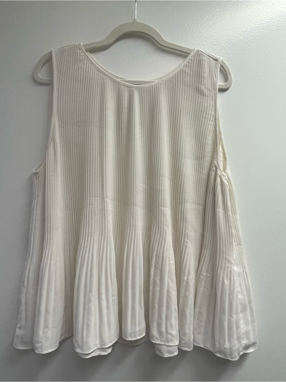 Banana Republic Women's Cream Sleeveless Pleated Swing Top